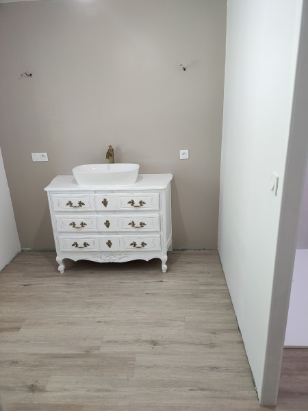 passage d'une commode vintage en meuble