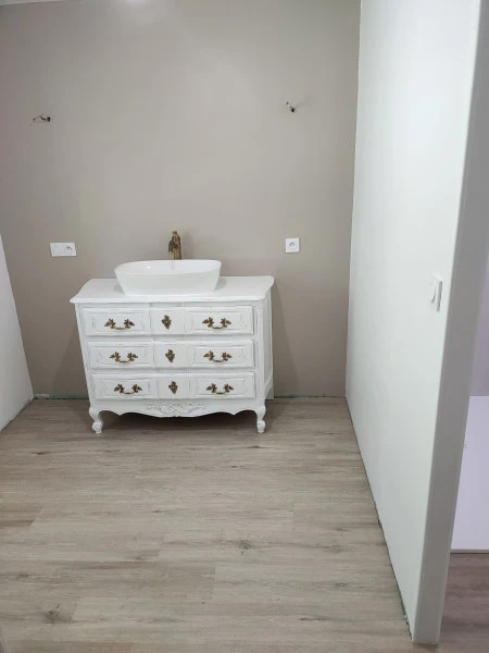 passage d'une commode vintage en meuble